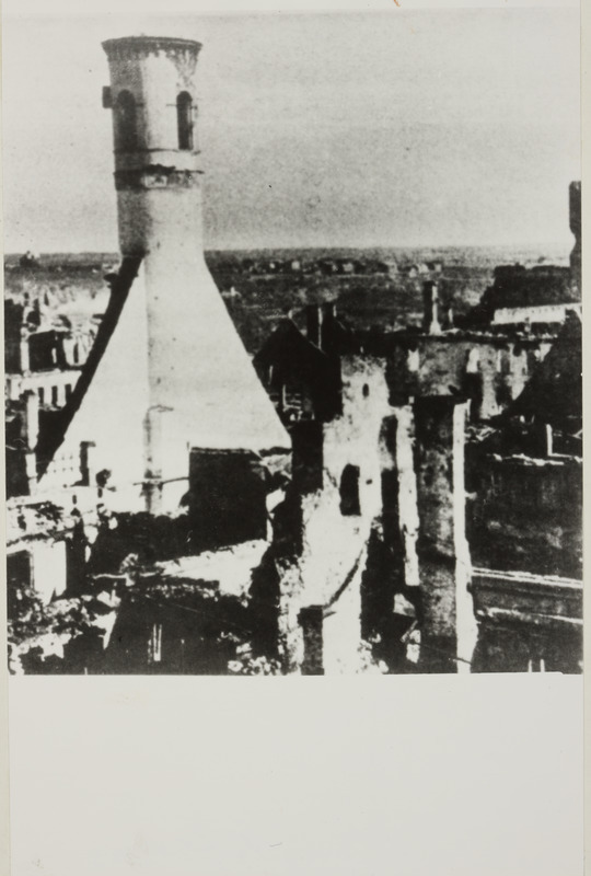 Narva Issanda Muutmise peakirik pärast Nõukogude õhurünnakut. EAA.5466.1.21.20
